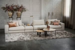 Das Eva Modulsofa mit weichen Kissen in hellbeigem Stoff von Room108