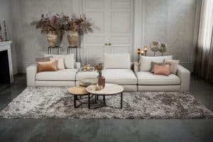 Das Eva Modulsofa mit weichen Kissen in hellbeigem Stoff von Room108