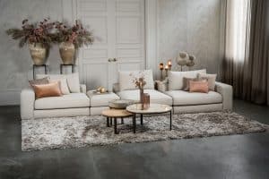 Das Eva Modulsofa mit weichen Kissen in hellbeigem Stoff von Room108