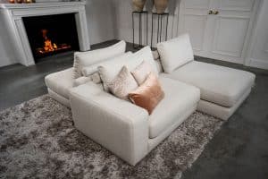 Das Eva Modulsofa mit weichen Kissen in hellbeigem Stoff von Room108