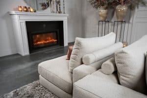 Das Eva Modulsofa mit weichen Kissen in hellbeigem Stoff von Room108