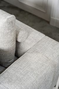 Lichte elementenbank Eva in zachte stof met natural en groene woonaccessoires