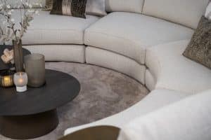 Beige hoekbank met ronde elementen. Een elementenbank die veelzijdig en comfortabel is. Afgestyled met natuurlijk en bruine woonaccessoires.