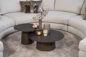 Beige hoekbank met ronde elementen. Een elementenbank die veelzijdig en comfortabel is. Afgestyled met natuurlijk en bruine woonaccessoires.