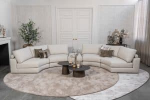 Beige hoekbank met ronde elementen. Een elementenbank die veelzijdig en comfortabel is. Afgestyled met natuurlijk en bruine woonaccessoires.
