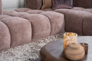 Een unieke en trendy bank met blokken in een velours stof en paars/roze kleur met een heerlijk zitcomfort.