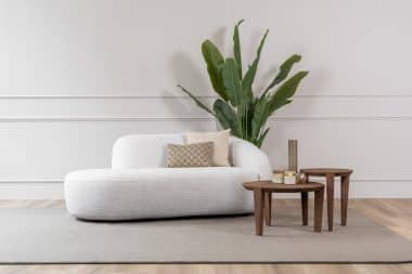 Deze royale loungestoel zit tussen een fauteuil en een loveseat in. Met een schuin geplaatste rugleuning en in een lichtgrijze kleur is de Lenny Lazy een statementpiece.