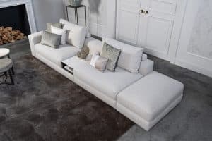 Lichte modulaire elementenbank Eva met innerbench en zachte kussens, gestyled met accessoires in een modern interieur.