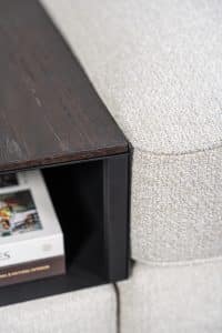 Lichte modulaire elementenbank Eva met innerbench en zachte kussens, gestyled met accessoires in een modern interieur.
