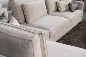 Hoekbank Gigi in een neutrale beige kleur, gestyled met accessoires in warme aardetinten.