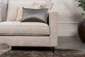 Hoekbank Gigi in een neutrale beige kleur, gestyled met accessoires in warme aardetinten.