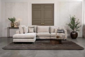 Hoekbank Gigi is een moderne en tijdloze bank in een neutrale beige tint. De zachte bekleding en comfortabele zitting nodigen uit tot ontspannen momenten, terwijl de natuurlijke styling met aardetinten zorgt voor een warme, harmonieuze sfeer. De lendenkussens maken het geheel helemaal af.