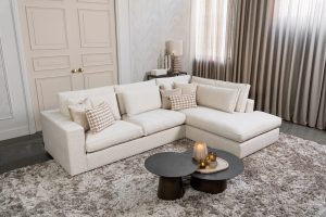 Hoekbank Annabelle van Room108 met ottomane rechts