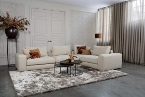 Beige hoekbank in een luxe interieur