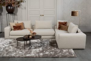 Beige hoekbank in een luxe interieur