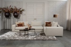 Beige hoekbank in een luxe interieur