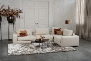 Beige hoekbank in een luxe interieur