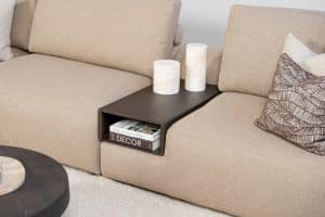 Hoekbank Nova in stof Glory Mocca 13, uitgevoerd in een ruime hoekopstelling met zachte rugkussens, brede armleuningen en een modern, comfortabel design.