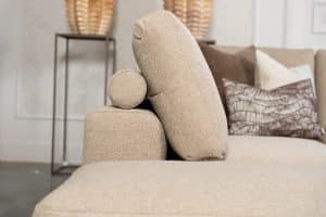 Hoekbank Nova in stof Glory Mocca 13, uitgevoerd in een ruime hoekopstelling met zachte rugkussens, brede armleuningen en een modern, comfortabel design.