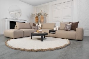 Hoekbank Nova in stof Glory Mocca 13, uitgevoerd in een ruime hoekopstelling met zachte rugkussens, brede armleuningen en een modern, comfortabel design.