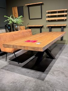 Houten eettafel Granville in de sale bij Room108 Brugge